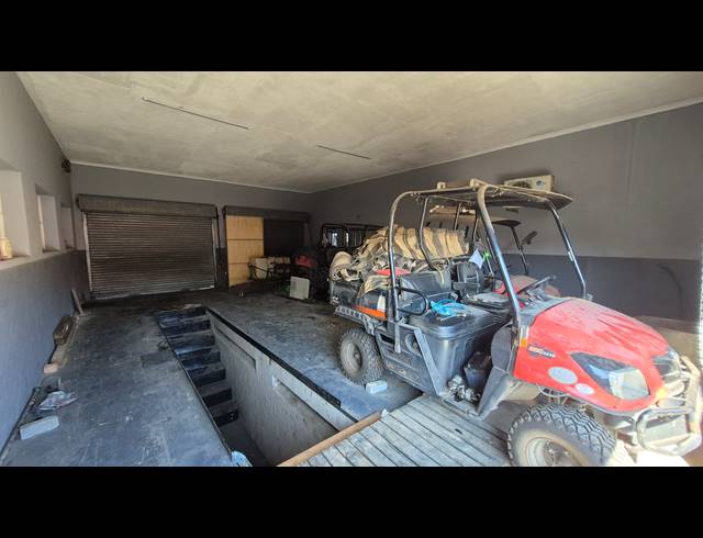 2,100M² FACTORY FOR SALE IN BOKSBURG EAST